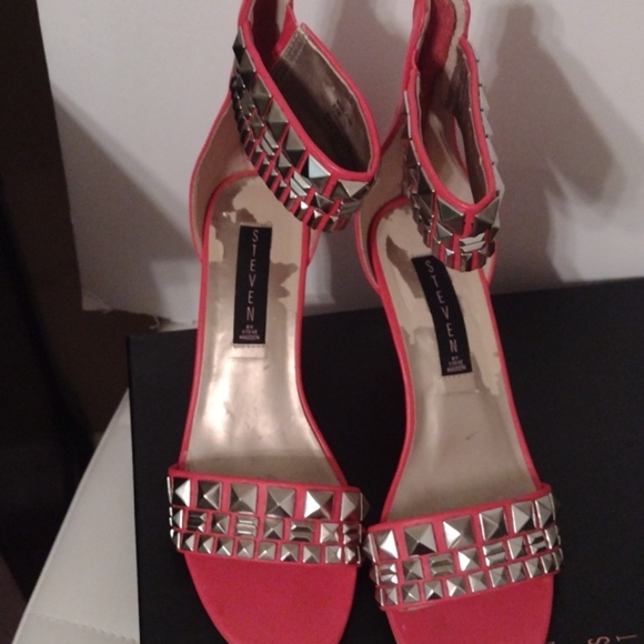 Red sandle - Picture 2 of 2